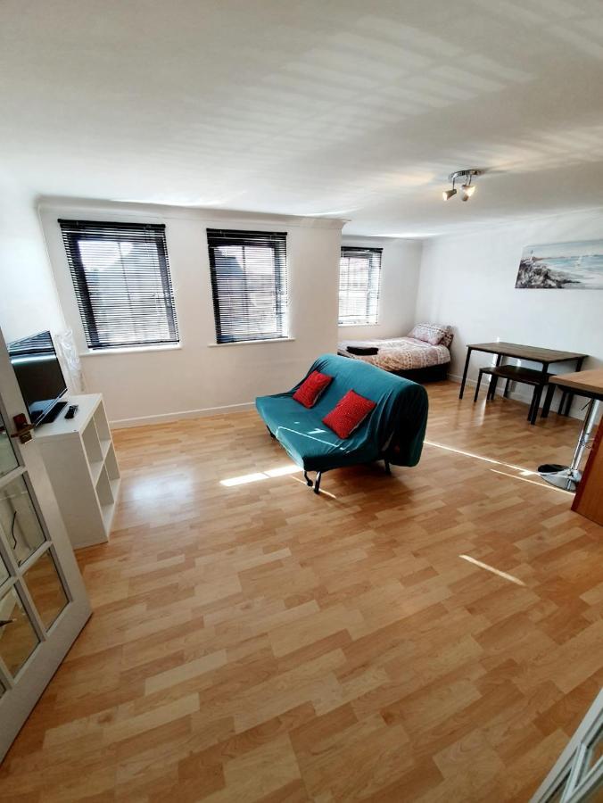 Chelmsford Town Centre Apartments With Car Parking Екстериор снимка