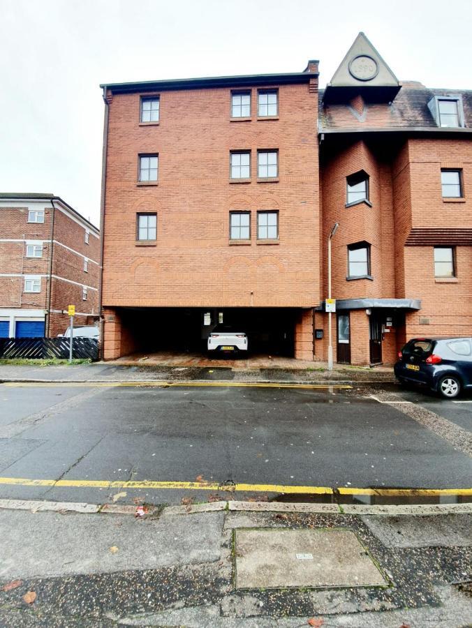 Chelmsford Town Centre Apartments With Car Parking Екстериор снимка